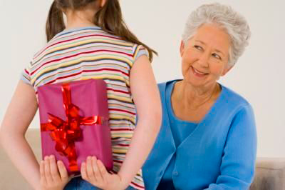 Какой подарок выбрать бабушке на Новый 2016 год
